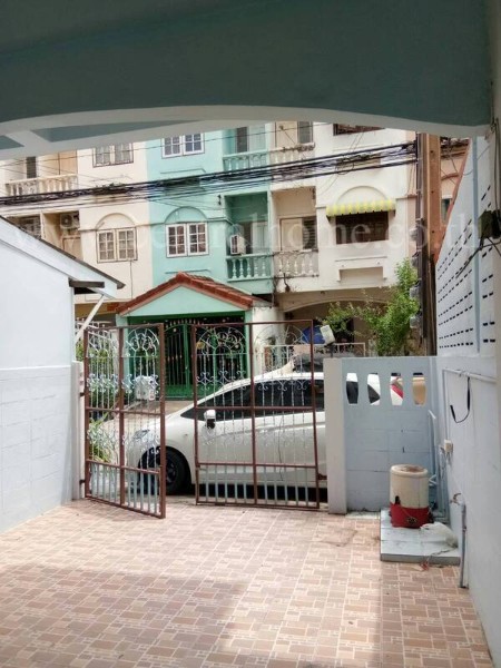 บ้านทาวน์เฮ้าส์ เก้าวัฒนาวิลล่า เพชรเกษม69