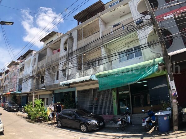 อาคารพาณิชย์ หมู่บ้าน จิรธร รามคำแหง 152